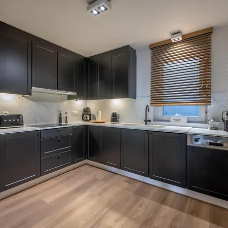 Stylish 2-bedroom With Private Garage Appartement