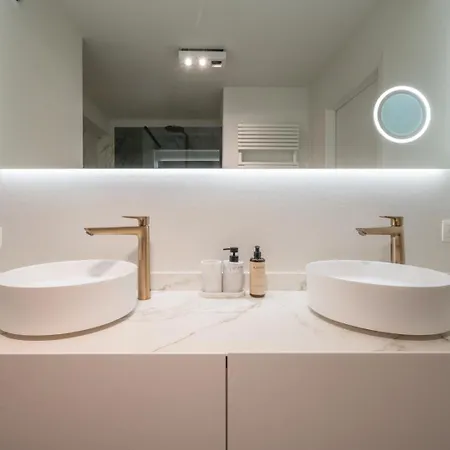 Appartement Stylish 2-bedroom With Private Garage